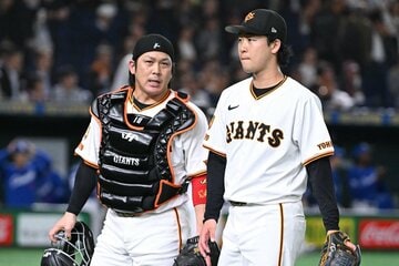 初回の投球を終え甲斐（左）と会話しながらベンチに戻る山崎伊織