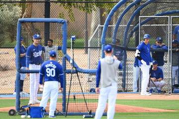 マウンドのケリー（左）を見つめる大谷