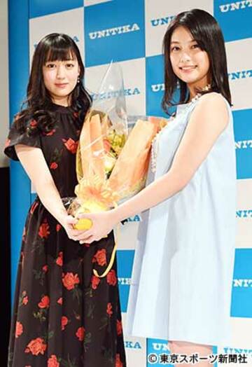  松田莉奈（左）から花束を贈られた玉田志織