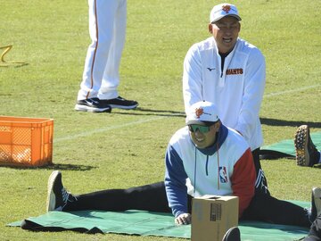 岡本和真の（下）のストレッチを笑顔