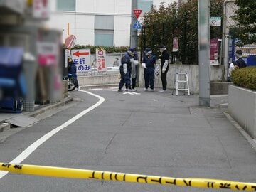 女性が刺殺された現場を調べる鑑識