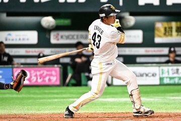 ５回、プロ初安打を放つソフトバンク・井上