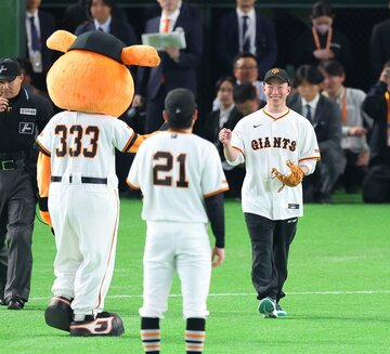 始球式に登場したスノーボードの木村葵来(右)