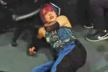 試合に介入するも、場外でダウンするアスカ（©AbemaTV, Inc.）