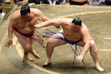 大関経験者の難敵・御嶽海(左)に勝ち切った大の里