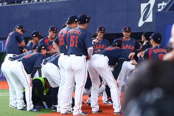 阪神戦の試合前、円陣でポーズの説明をする日本ハム・北山亘基(右側)