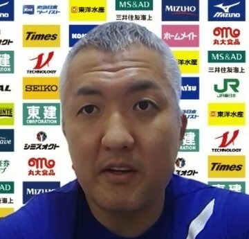  オンラインで取材に応じた鈴木監督（東スポWeb）