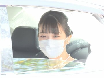  表情が暗いと心配される眞子さん（東スポWeb）