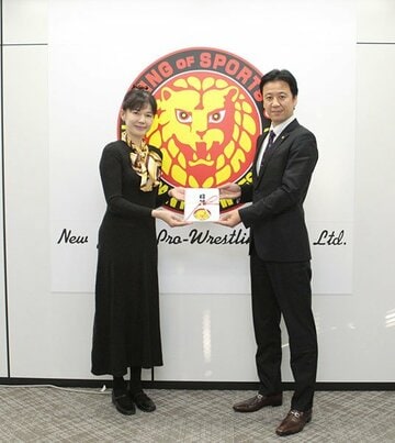  奈津子夫人（左）に高山への寄付金を贈呈した大張社長