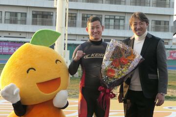 優勝した脇本雄太（中）を内川聖一氏が祝福