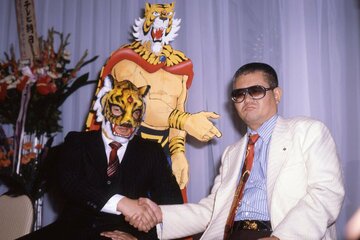 初代タイガーマスク（左）と握手する梶原一騎（右、81年5月）