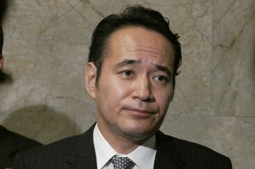 予算カット発言を受けて報道対応する簗和生農水相