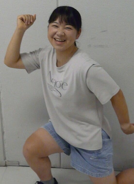 父譲りのポーズを披露する北津留千羽