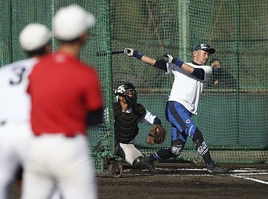 智弁和歌山の選手を前に打撃を披露するイチロー氏(代表撮影)