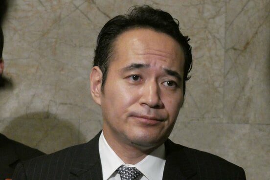 予算カット発言を受けて報道対応する簗和生農水相