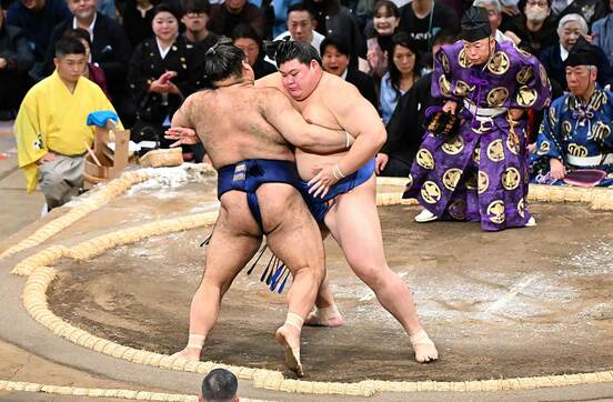 寄り切りで高安を破る大の里