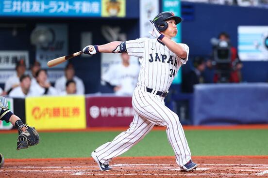 ５回表、本塁打を放つ吉田正尚