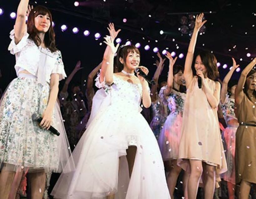 アンコール後に「桜の花びらたち」を熱唱し、声援に応える高橋みなみ（中央）ら（C)AKS
