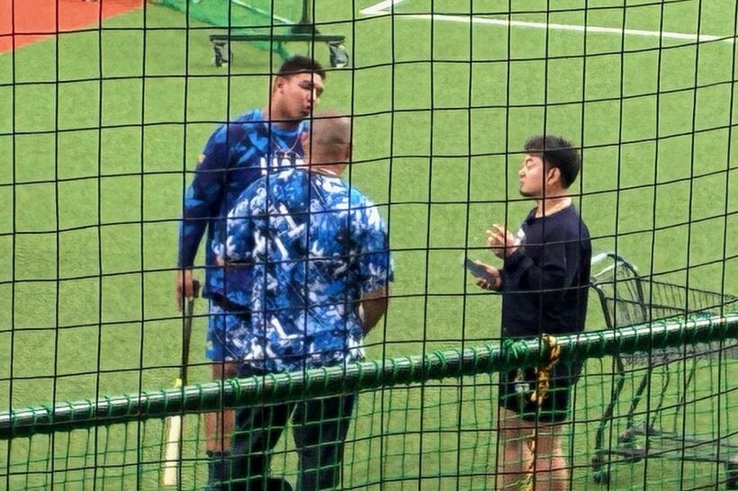オリックス時代の同僚・森友哉（右）と談笑す西武・セデーニョ（左奥）