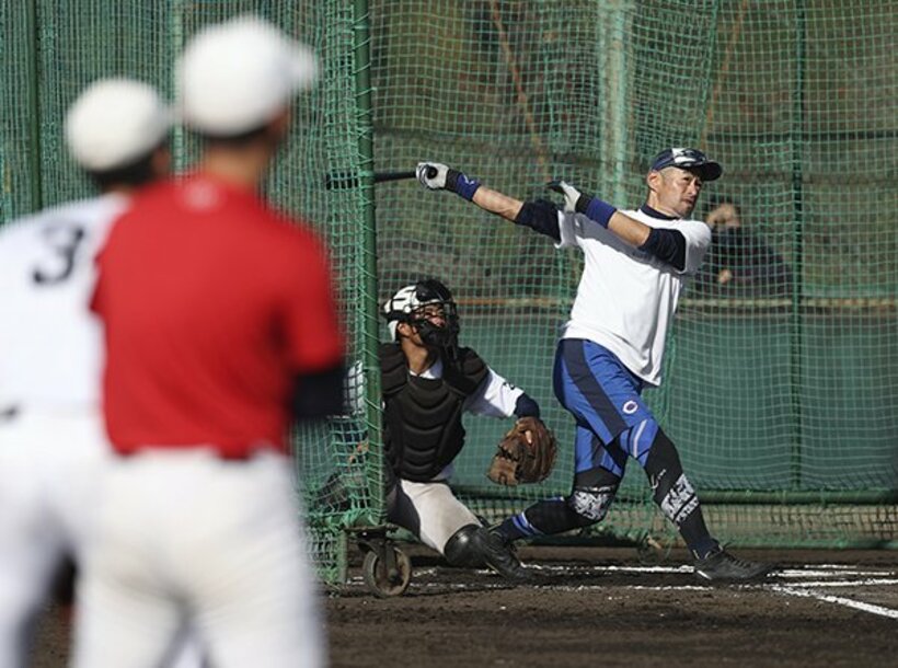  智弁和歌山の選手を前に打撃を披露するイチロー氏(代表撮影)