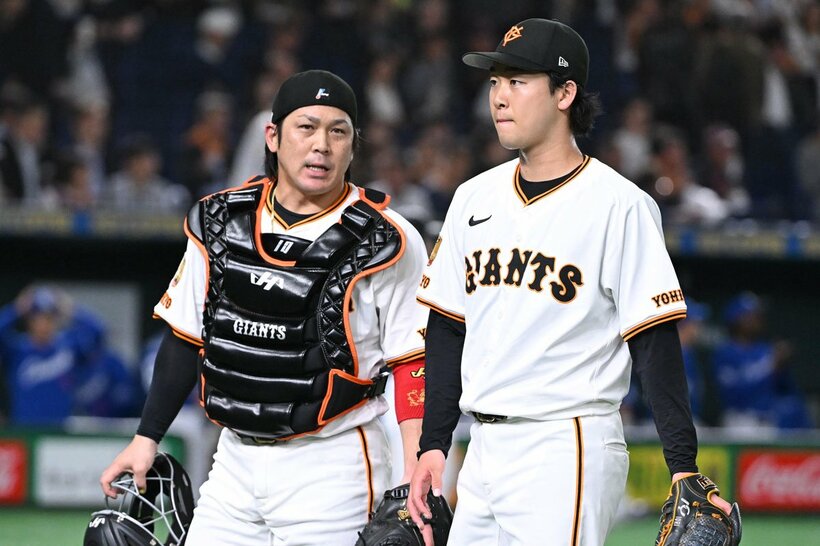 初回の投球を終え甲斐（左）と会話しながらベンチに戻る山崎伊織