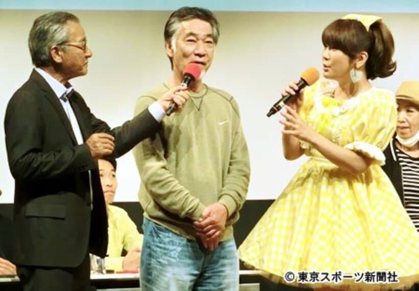 実父（中）と共演したはるな愛。左は大竹まこと