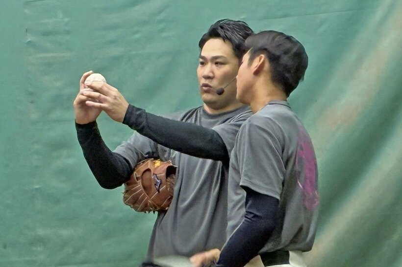 「マー君ラボ」で中学生にボールの握り指導する巨人・田中将大(左)