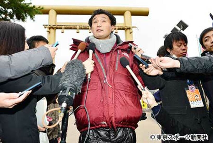  稽古後に取材に応じた貴乃花親方は報道陣に囲まれた