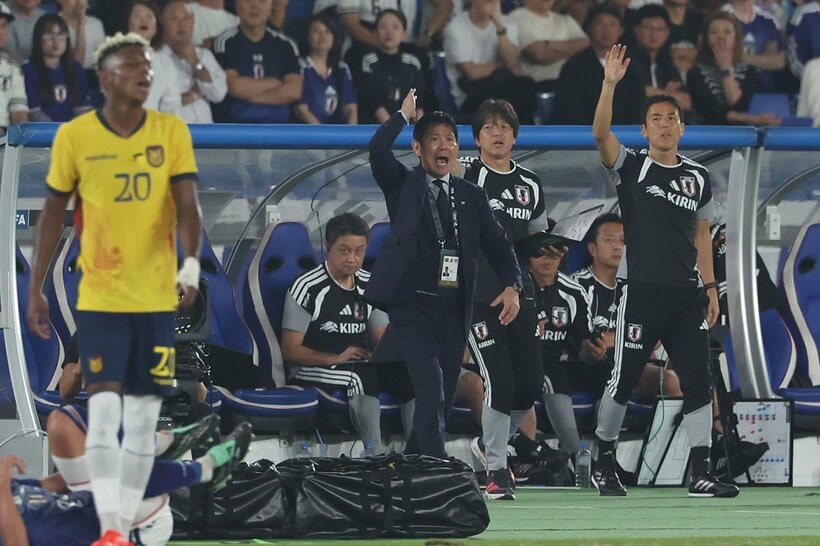 激しいプレーに対し、主審にアピールする森保監督