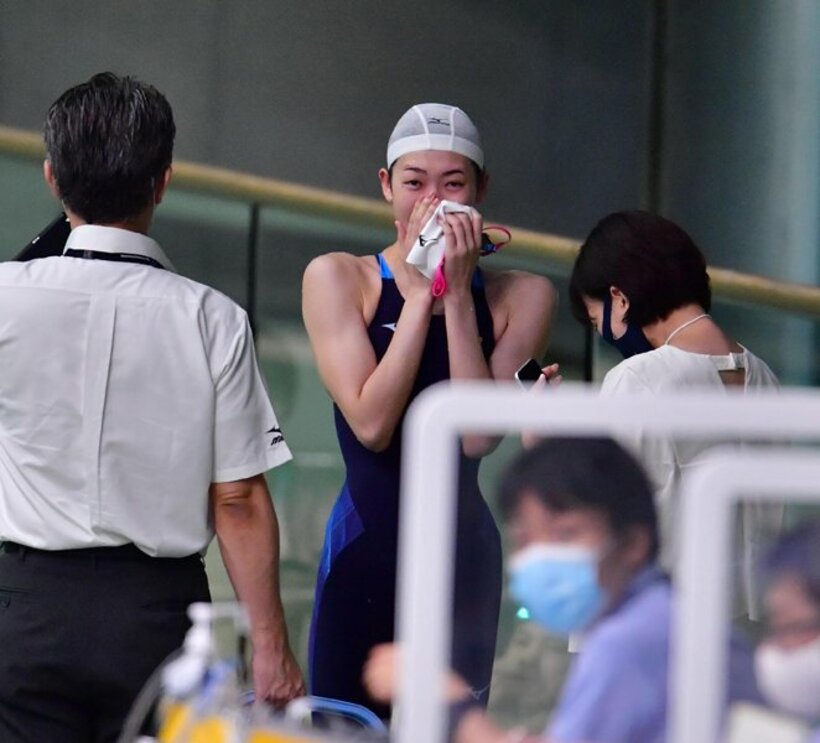  女子５０メートル自由形を終え、涙をぬぐう池江璃花子（代表撮影）