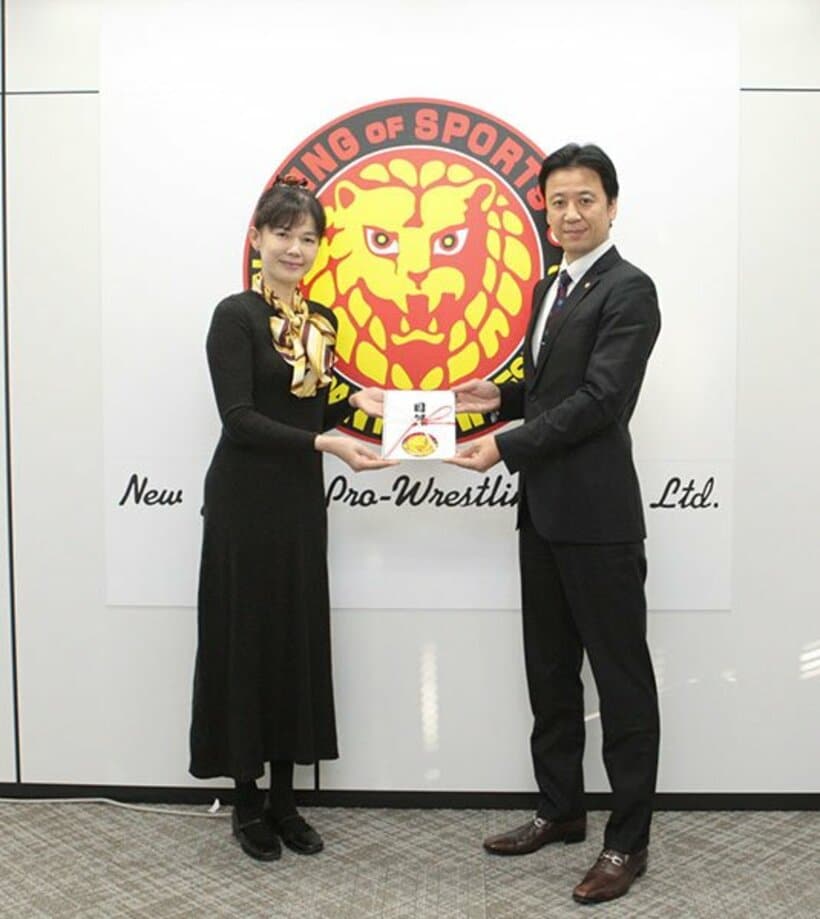  奈津子夫人（左）に高山への寄付金を贈呈した大張社長