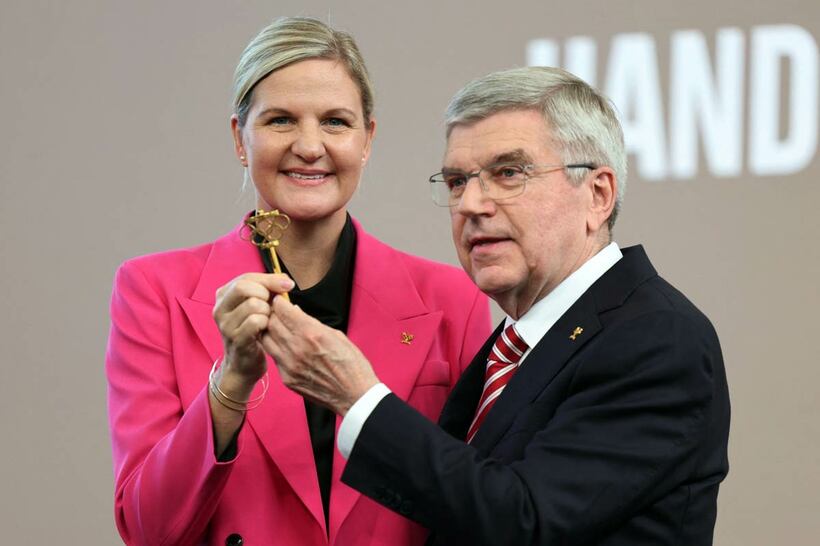 新会長となったカースティ・コベントリー氏と前任者のバッハ氏（ロイター）