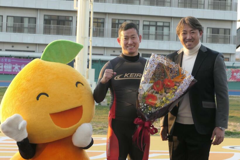 優勝した脇本雄太（中）を内川聖一氏が祝福