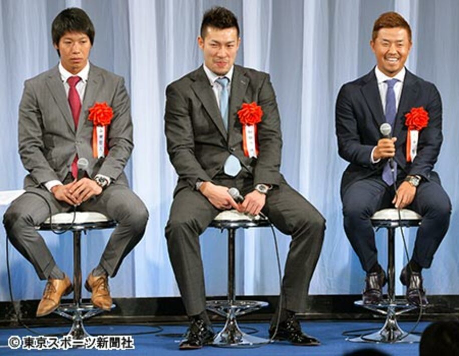 ヤクルト・山田、ソフトバンク・柳田とともに笑顔を見せる小平（左から）