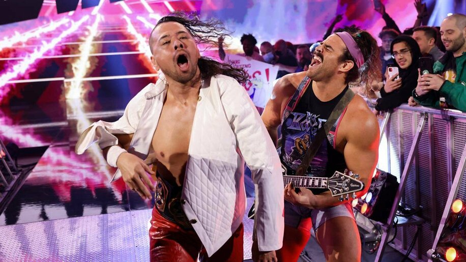  中邑(左)が２０２２年に狙う新たな目標とは？(©2021 WWE, Inc. All Rights Reserved.)