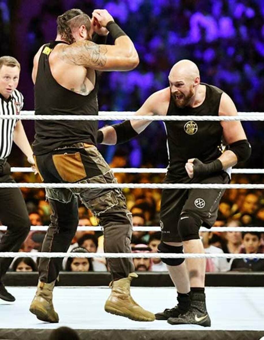  ストローマン（左）のボディーににワンツーを見舞うフューリー（C）2019　WWE,　Inc.　All　Rights　Reserved.