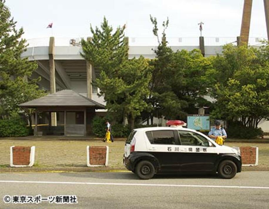 男性の遺体が発見された石川県立野球場の隣にある休憩所