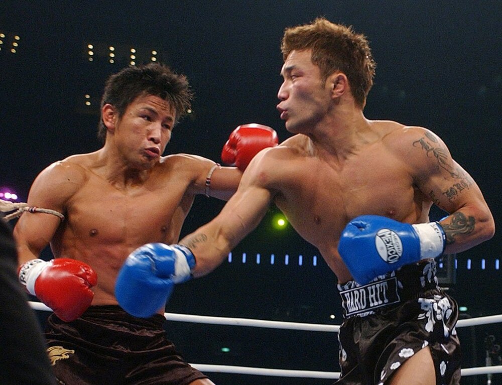 2004年の大みそかに激闘を見せた山本“KID”徳郁さん(右)と魔裟斗