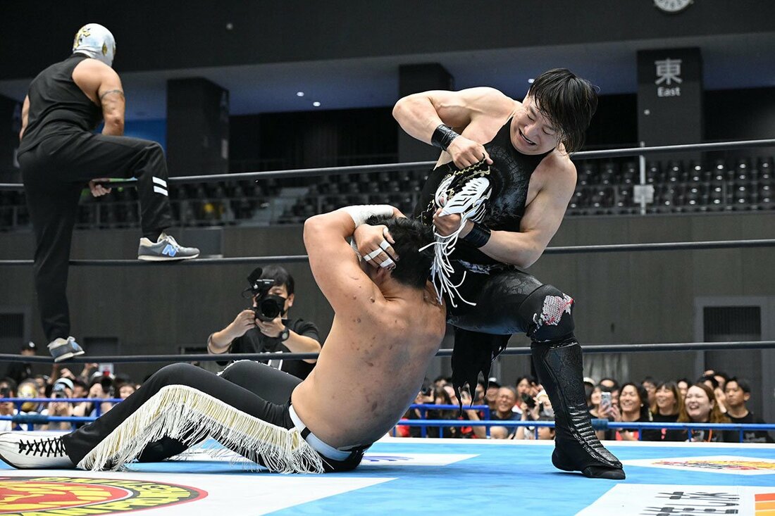 エル・デスペラード(下)の覆面をはぎ取るSHO