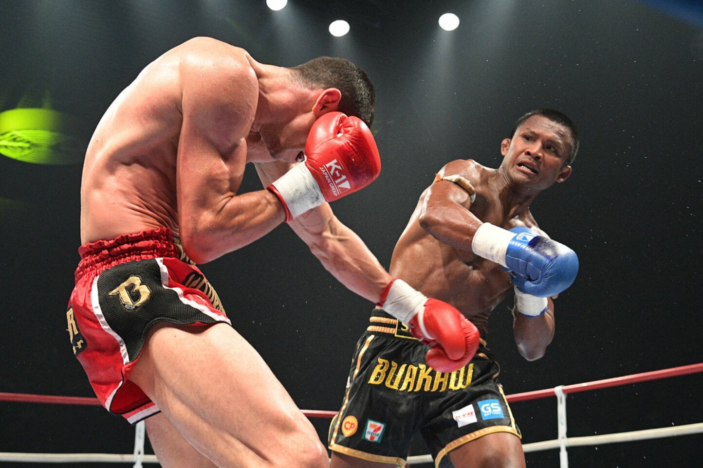 ストーヤン・コブリヴレンスキー（左）を攻めるブアカーオ・バンチャメーク