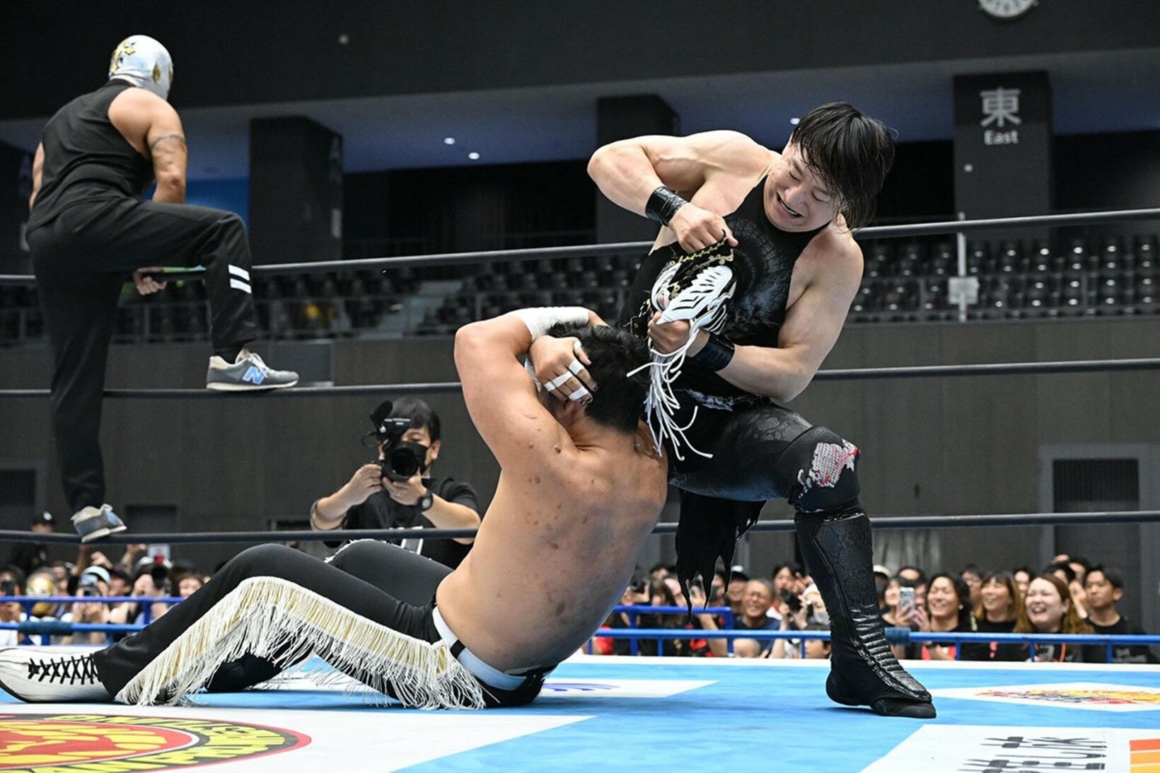 エル・デスペラード(下)の覆面をはぎ取るSHO