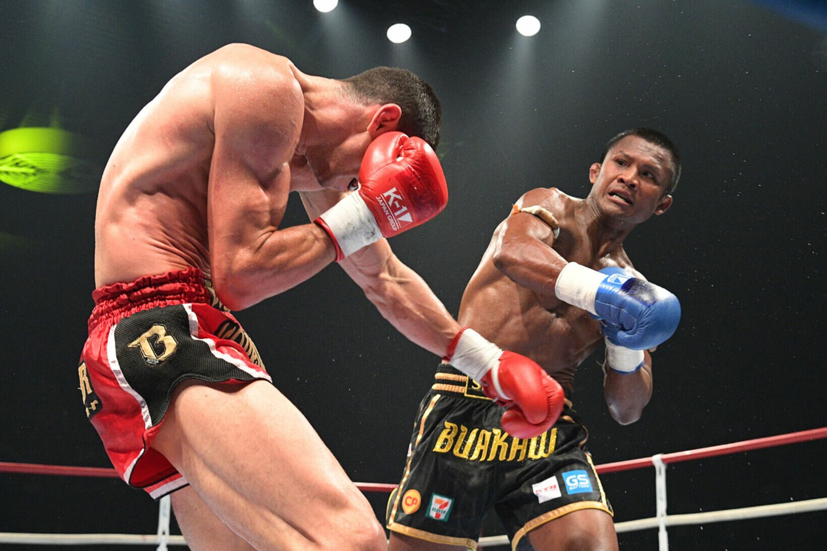 ストーヤン・コブリヴレンスキー（左）を攻めるブアカーオ・バンチャメーク