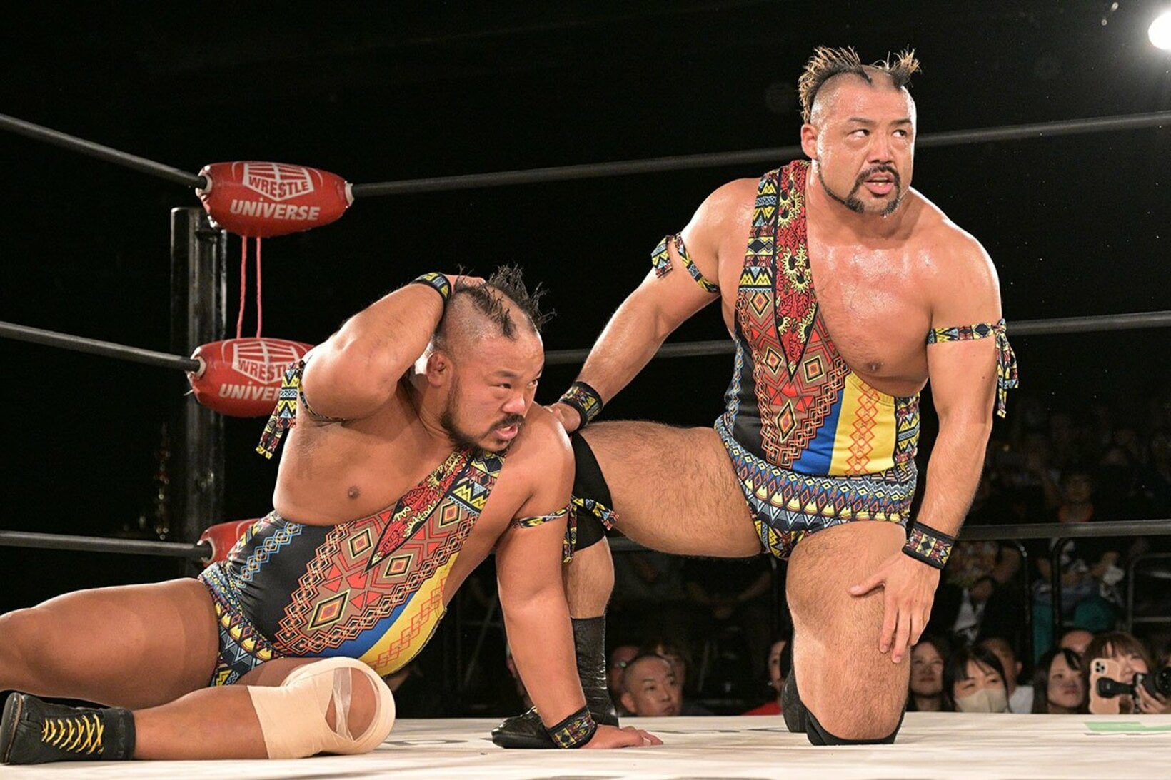 敗れた飯野雄貴（左）と征矢学