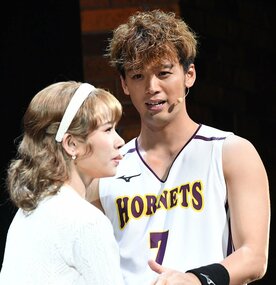 竹内涼真(右)と共演のソニン