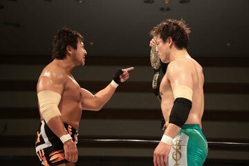  潮崎豪（右）が小島聡にベルトを見せつけた（写真提供：プロレスリング・ノア）