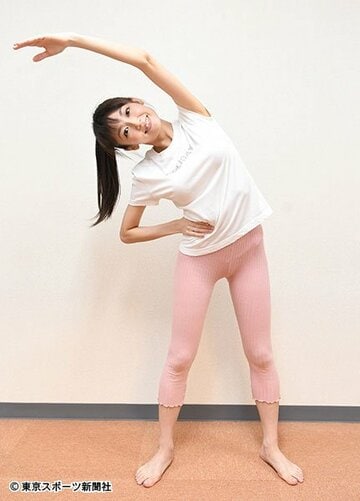  体を横に倒すことでしっかりツボに指が入っていきます