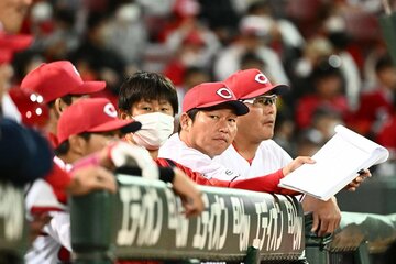 ベンチで渋い表情の広島・新井監督(中)