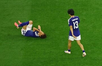 ピッチに倒れ込んだ久保建英。右は中村敬斗（ロイター）