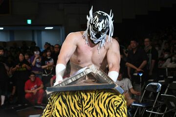 黒潮〝TOKYO〟ジャパンを机で殴るエル・デスペラード