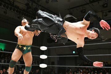 電撃復帰を果たし、GHC王者・稲村愛輝(左)にドロップキックを放つOZAWA